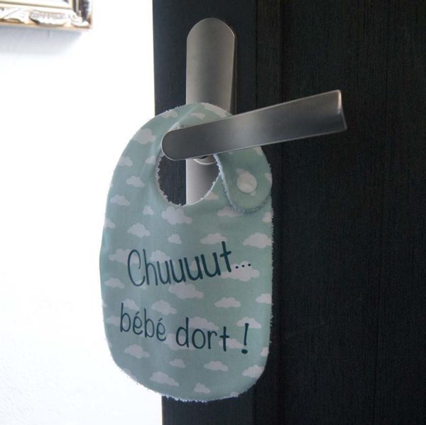 accroche poignée de porte Chut bébé dort forme de bavoir