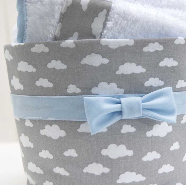 la cape de bain et le gant dans un panier présentation en forme de cupcake