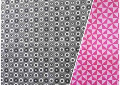 gris petits ronds et rose vif triangles référence 06