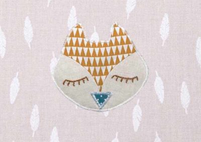 renard fond beige motif plumes- référence 02