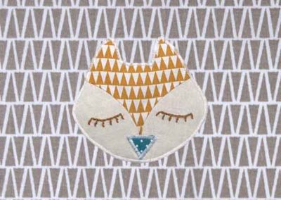 renard fond beige motif triangles référence 01