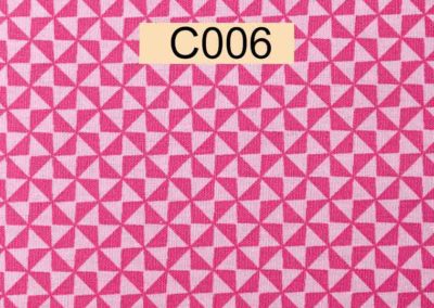 tissu coton triangles blancs et roses öeko tex référence C006