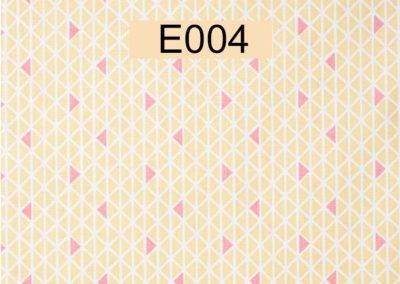 tissu coton triangles jaune clair et roses öeko tex référence E004
