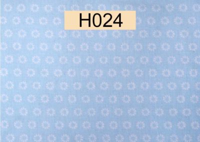 tissu coton bleu ciel petites fleurs blanches référence H024
