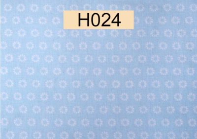 tissu coton bleu ciel petites fleurs blanches référence H024