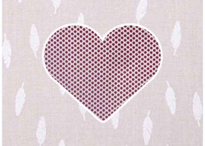 cadre motif coeur blanc pois rouge et font fond beige motif plumes référence 04