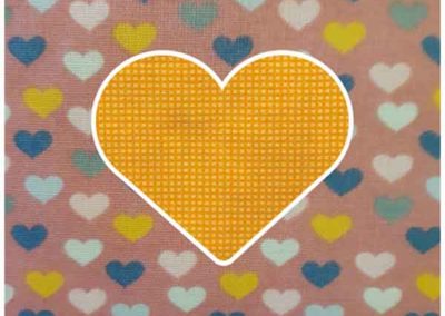 cadre motif coeur jaune et font vieux rose motif petits coeurs multicolores référence 03