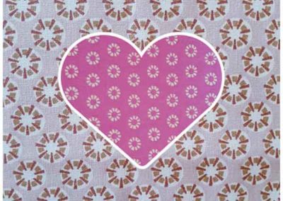 cadre motif coeur rose à fleurs et fond vieux rose multicolore motif ronds référence 05