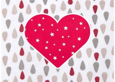 cadre motif coeur rouge et fond beige multicolore motif gouttes référence 01