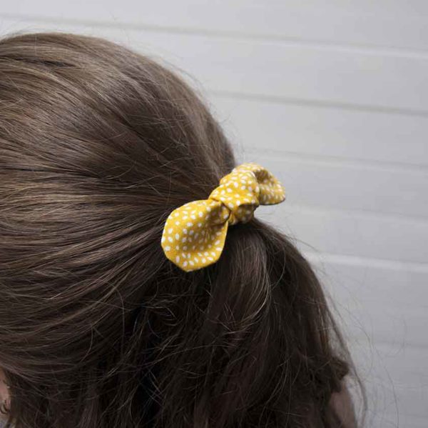 nœud élastique cheveux porté vue profil